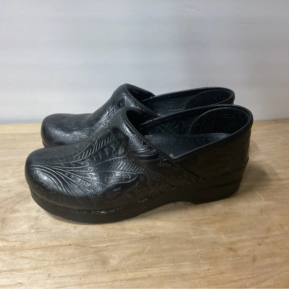 ❎SOLD❎ Dansko Womens Size 37 WIDE US 6.5-7 Floral Tooled Clogs Black  Slip Res